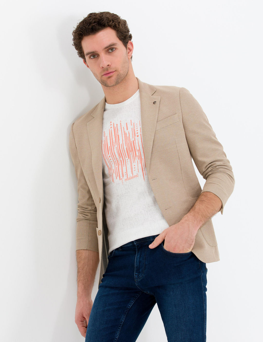 Светло-коричневая приталенная куртка