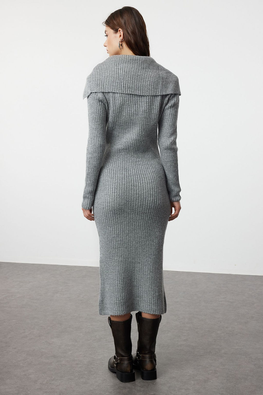 TRENDYOLMILLA Antrasit Midi Triko Yumusak Dokulu Devrik Yaka Elbise TWOAW25EL00016  фото 5