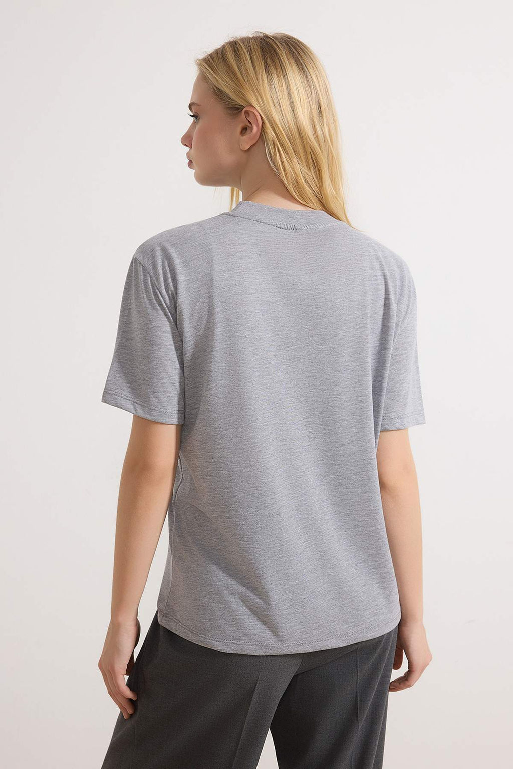 TRENDYOLMILLA Beyaz %100 Pamuk Basic Regular/Normal Kal?p Dik Yaka Orme T-Shirt TWOAW20TS0096  фото 56