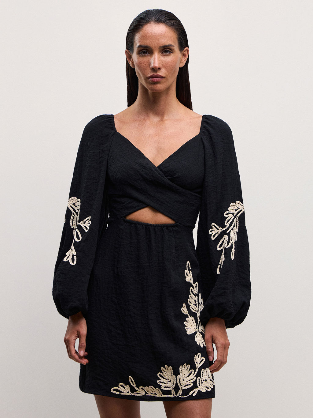 Вискозное платье мини с вышивкой / Zarina  фото 8