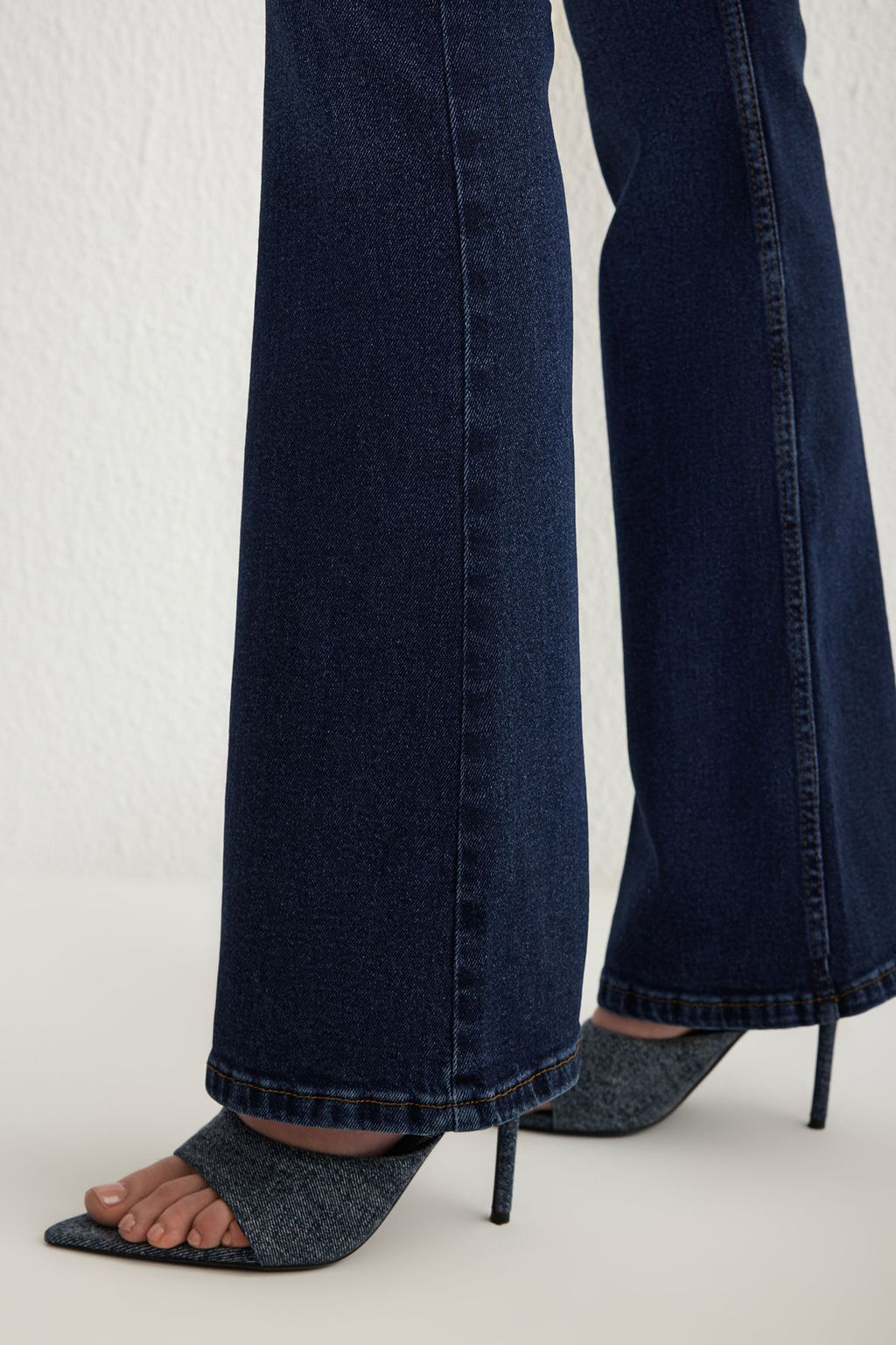 TRENDYOLMILLA Koyu Mavi Yuksek Bel Flare Jeans TWOSS25JE00109  фото 4