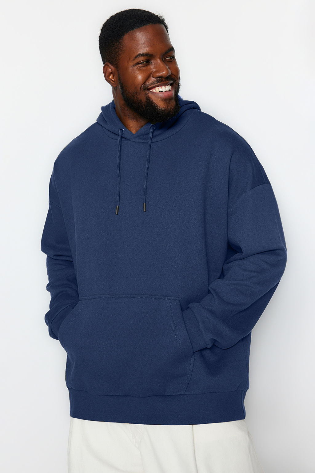 TRENDYOL MAN Siyah Buyuk Beden apusonlu Oversize/Genis Kesim Ici Polar/S?cak Tutan Sweatshirt TMNAW24AO00013