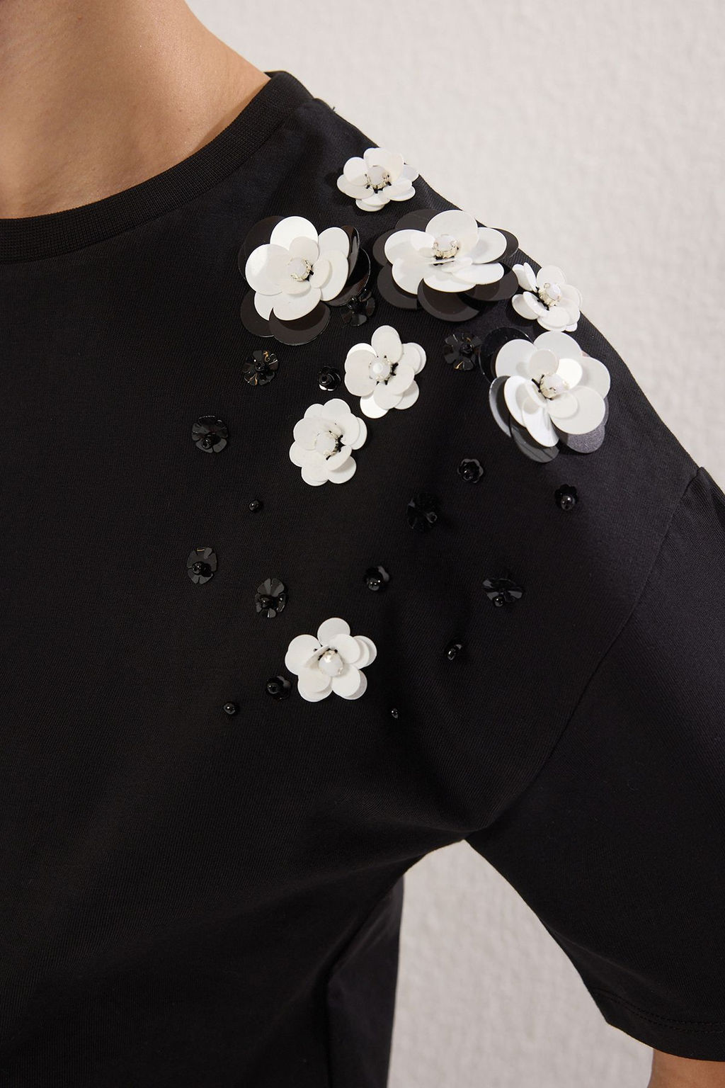 TRENDYOLMILLA Siyah Oversize/Genis Kal?p Aksesuar Detayl? Orme T-Shirt TWOSS25TS00030  фото 3