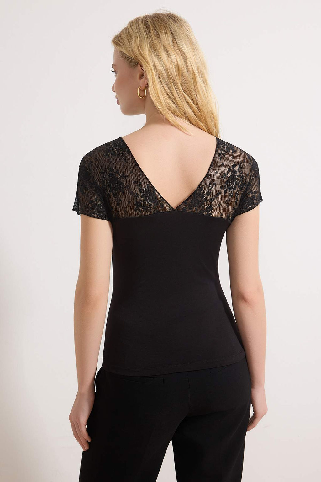 Siyah Fitted/Vucuda Oturan V Yaka K?sa Kollu Dantel Detayl? Esnek Orme Bluz TWOSS26BZ00256