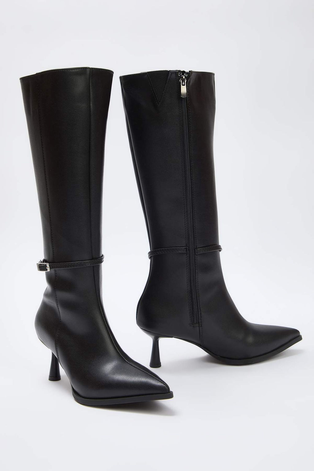 Siyah Bant Toka Detayl? Sivri Burun Kad?n 6,5 cm Ince Topuklu Cizme
TAKAW26CZ00011