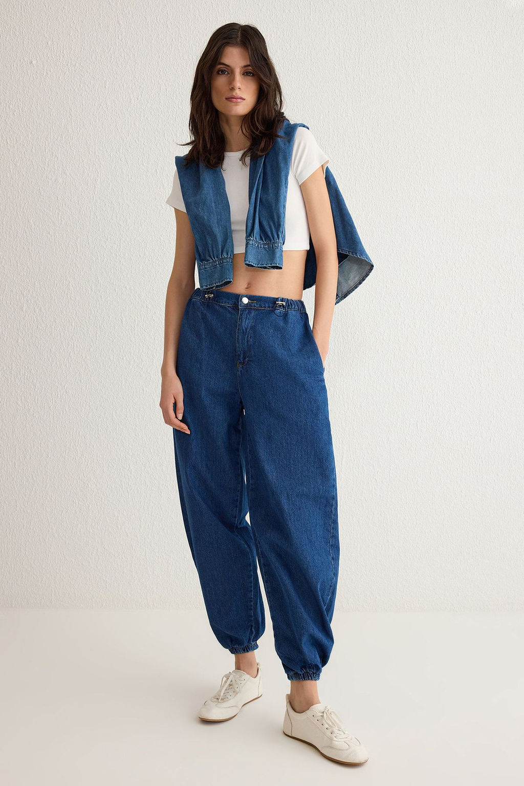 Koyu Mavi Beli Lastikli Yuksek Bel Balon Jogger Jeans TWOSS25JE00008