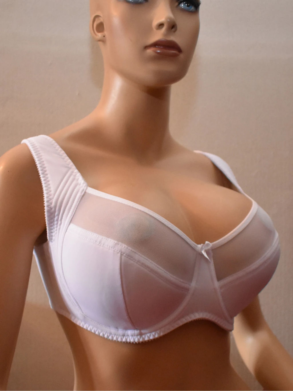 М054 бюст белый