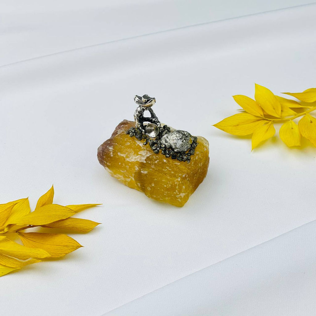 Фигурка Старатель на Флюорите с Пиритом