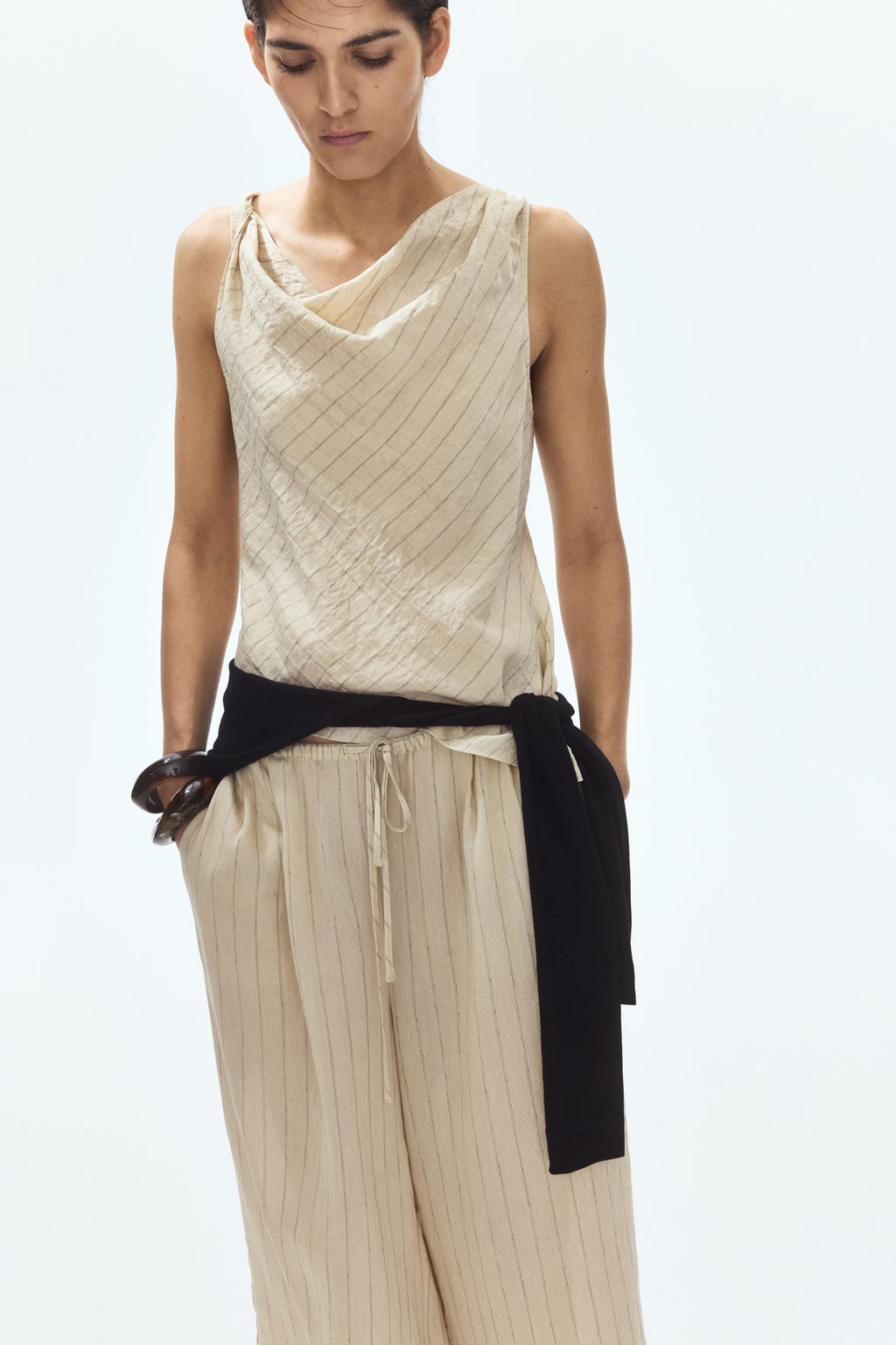 Top asim?trico con escote drapeado - H&m фото 6