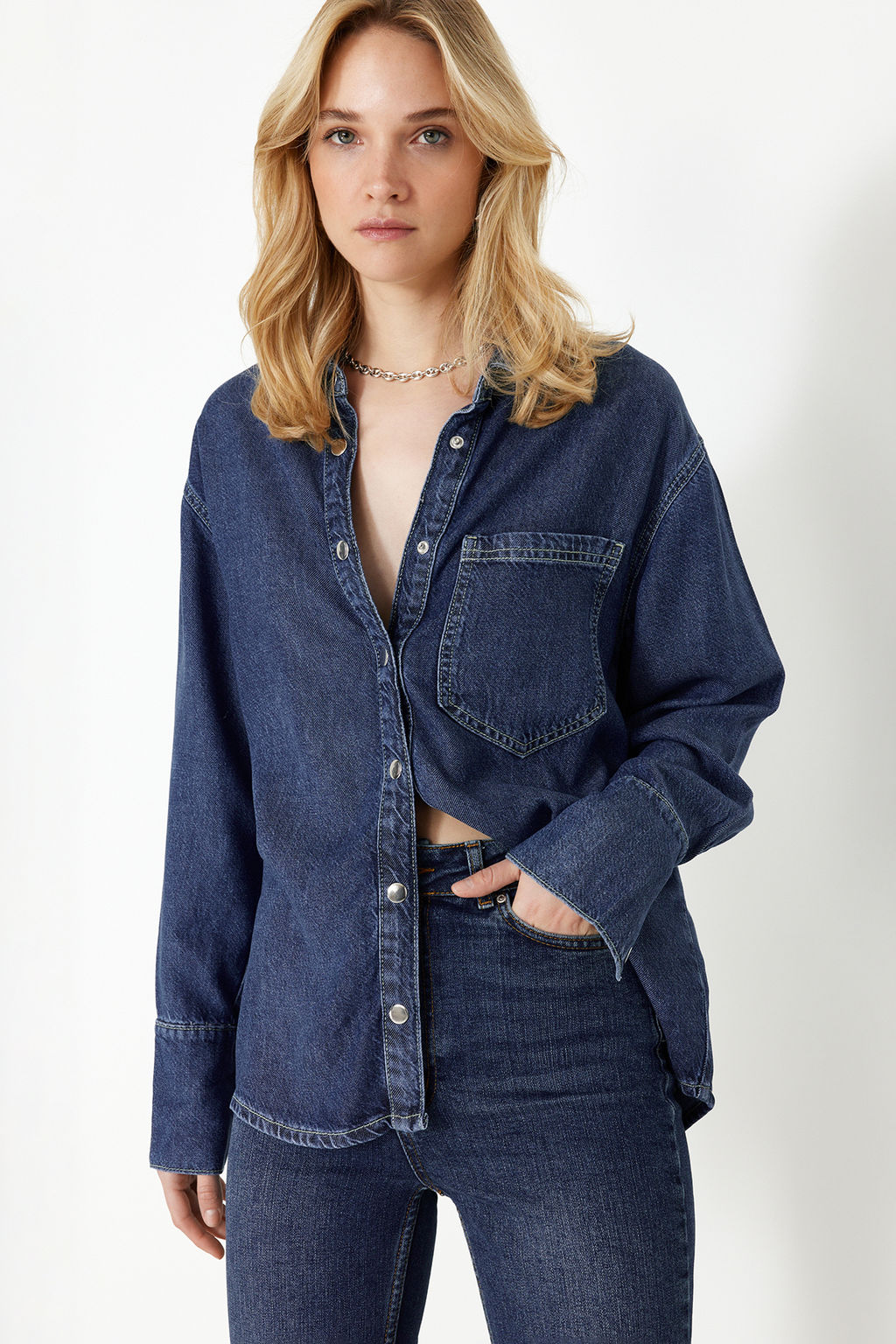 TRENDYOLMILLA Koyu Mavi More Sustainable %100 Tencel Oversize Denim Gomlek TWOSS24GO00141  фото 3