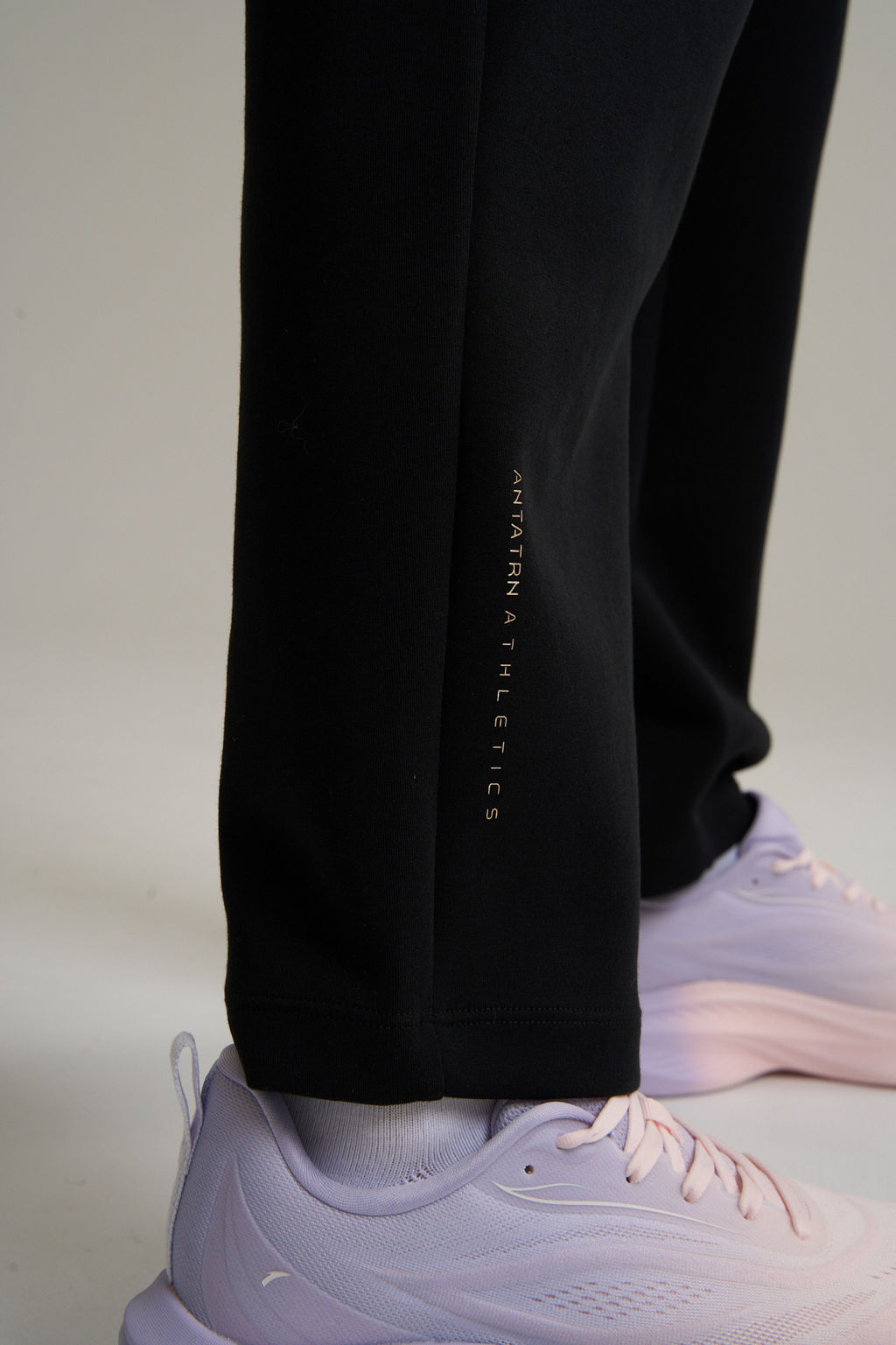 Брюки трикотажные Черный ANTA TRN Knit Track Pants