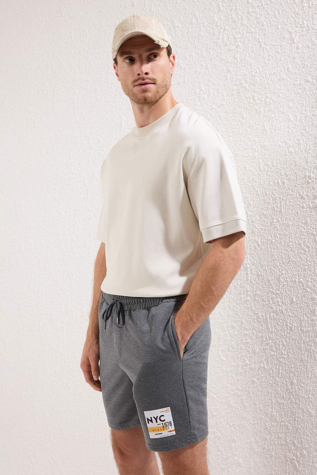 TRENDYOL MAN Siyah Regular/Normal Kesim Orta Boy Sehir Bask?l? Sort TMNSS22SR0406