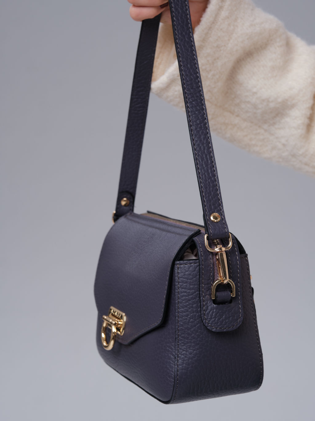 Сумка кожаная через плечо Azaro 3684 пыльно фиолетовая