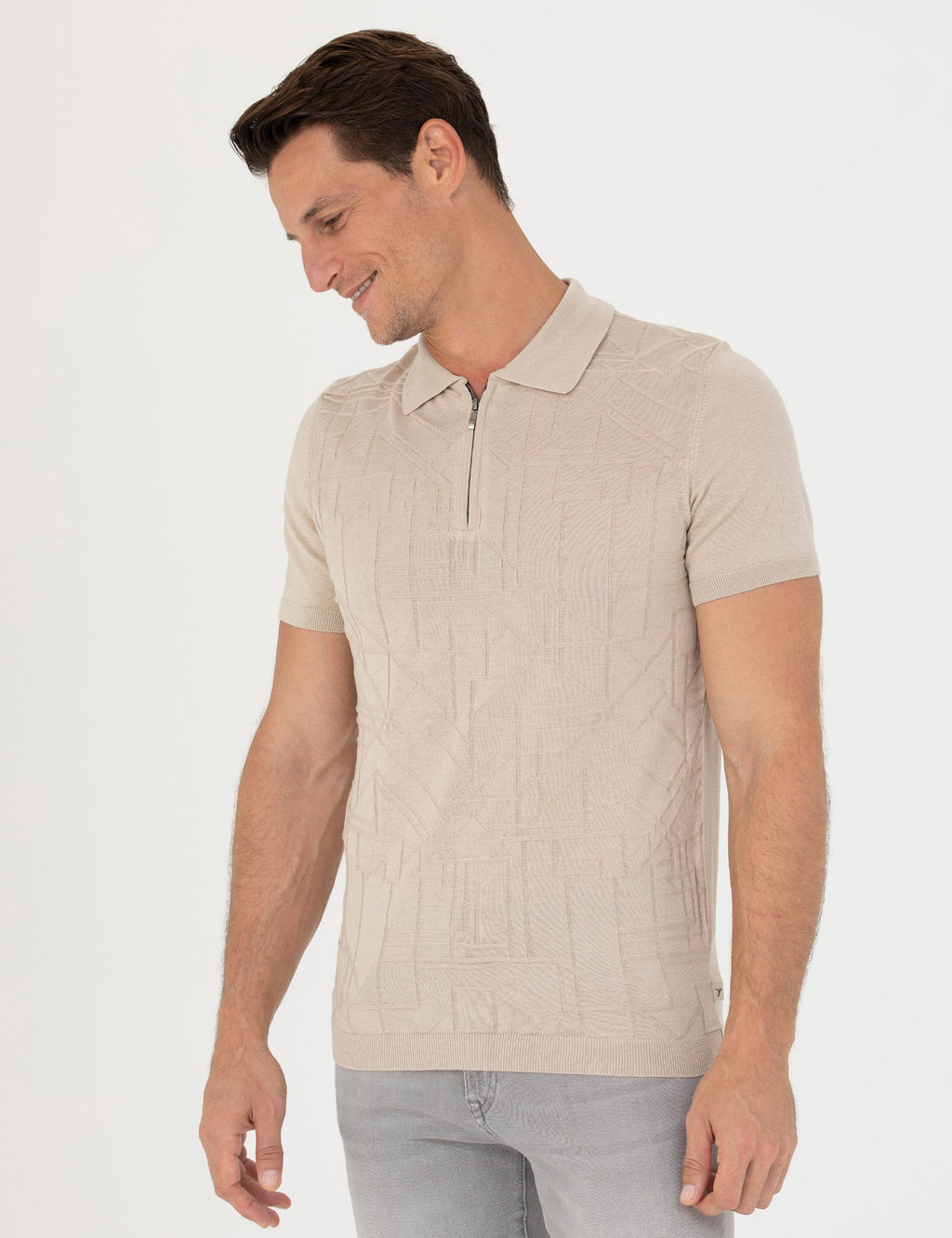 Бежевая приталенная трикотажная футболка с воротником-поло