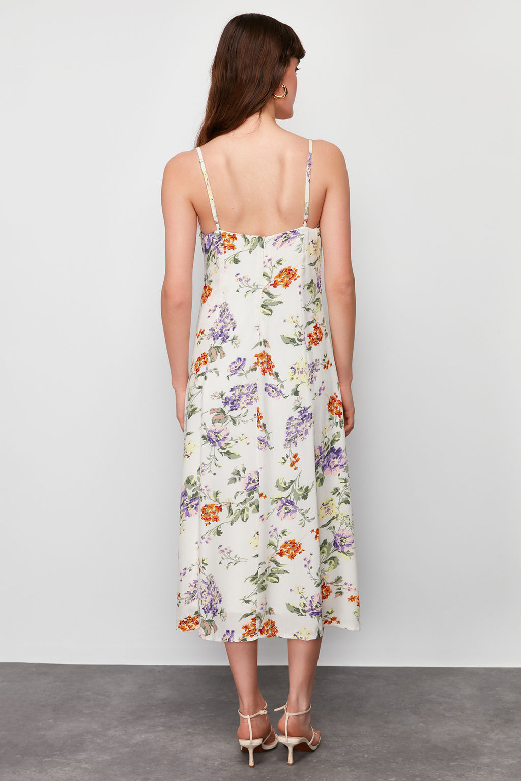 Beyaz Cicek Desenli Belden Ac?lan Astarl? Midi Dokuma Elbise TWOSS24EL00446 - Trendyolmilla фото 6