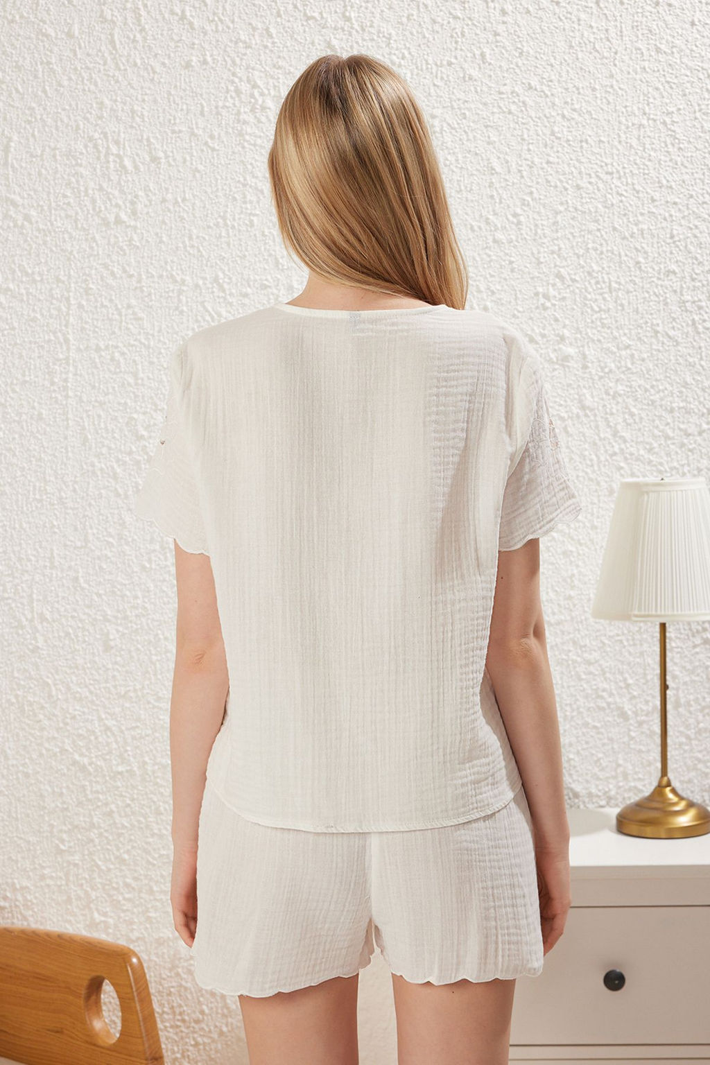 Trendyolmilla Ekru %100 Pamuklu Cicek Nak?sl? Baglamal?/Fiyonklu Muslin Sortlu Dokuma Pijama Tak?m? THMSS25PT00138  фото 5