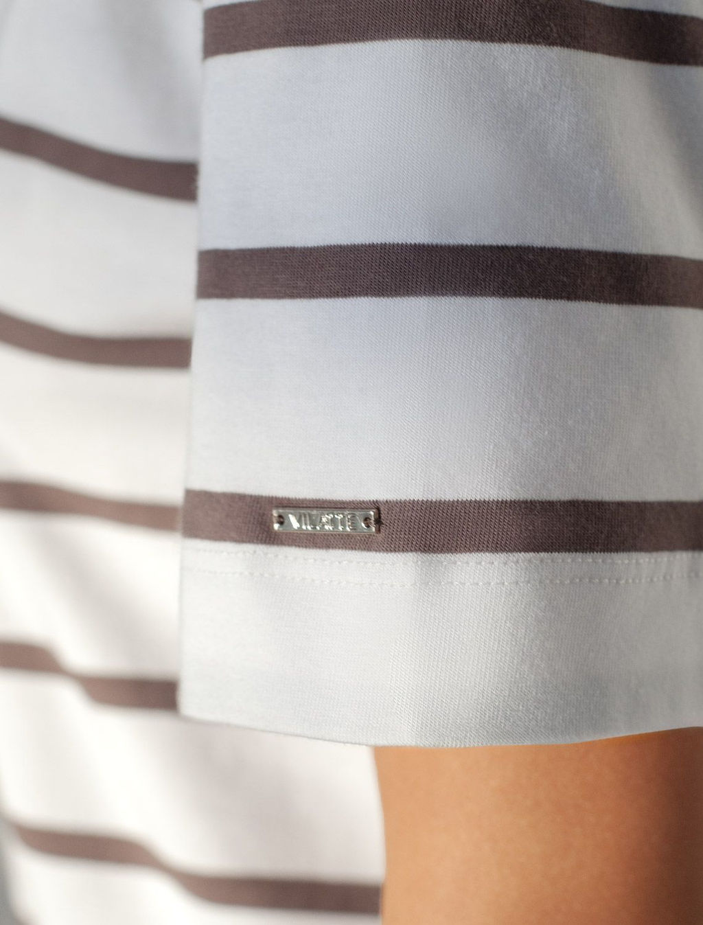 Свободная футболка в полоску из премиального хлопка с эластаном - Vilatte фото 4