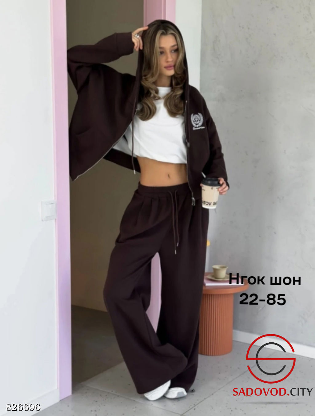 Спортивный женский костюм