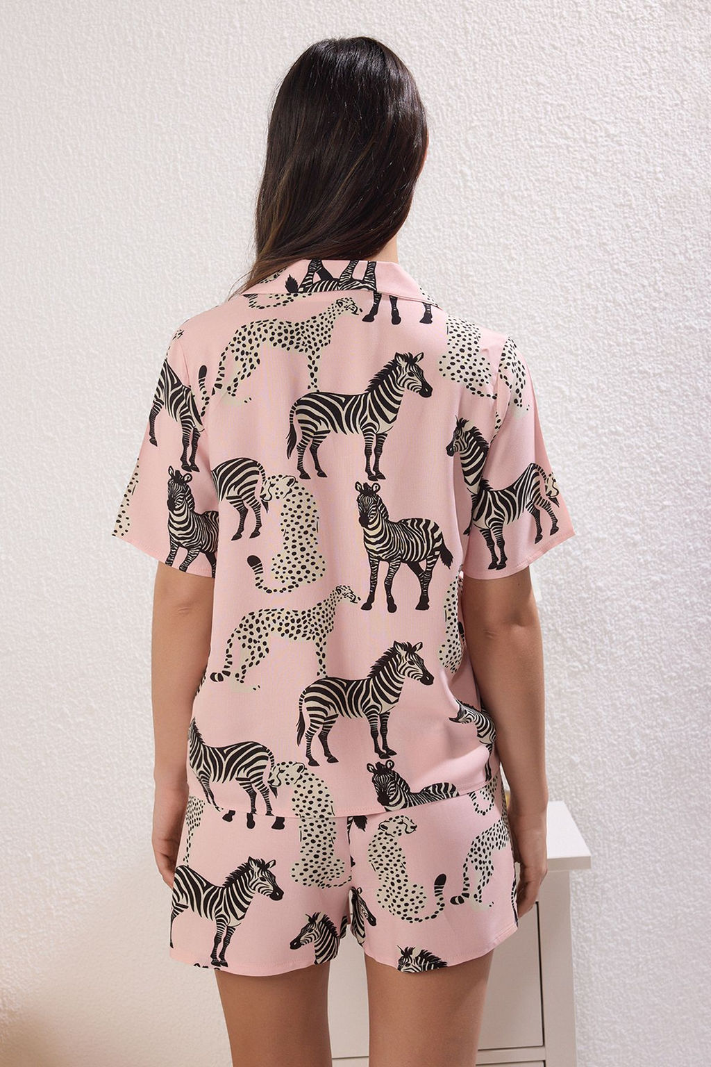 Trendyolmilla Pembe Hayvan Desenli Viskon Sortlu Dokuma Pijama Tak?m? THMSS25PT00390 фото 4