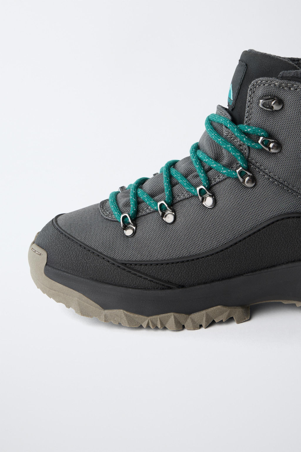 WATER-REPELLENT HIKING BOOTS