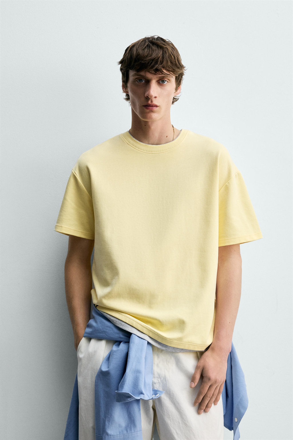 CAMISETA ACABADOS DOBLES CONTRASTE / Amarillo claro