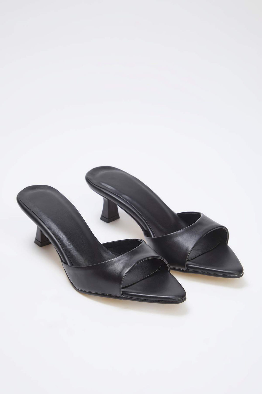 Siyah Sivri Burun Kitten Topuklu Kad?n 3 cm Topuklu Terlik TAKSS25TO00111