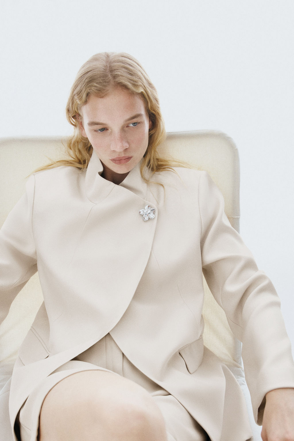 Blazer cruzado con broche - H&m фото 3