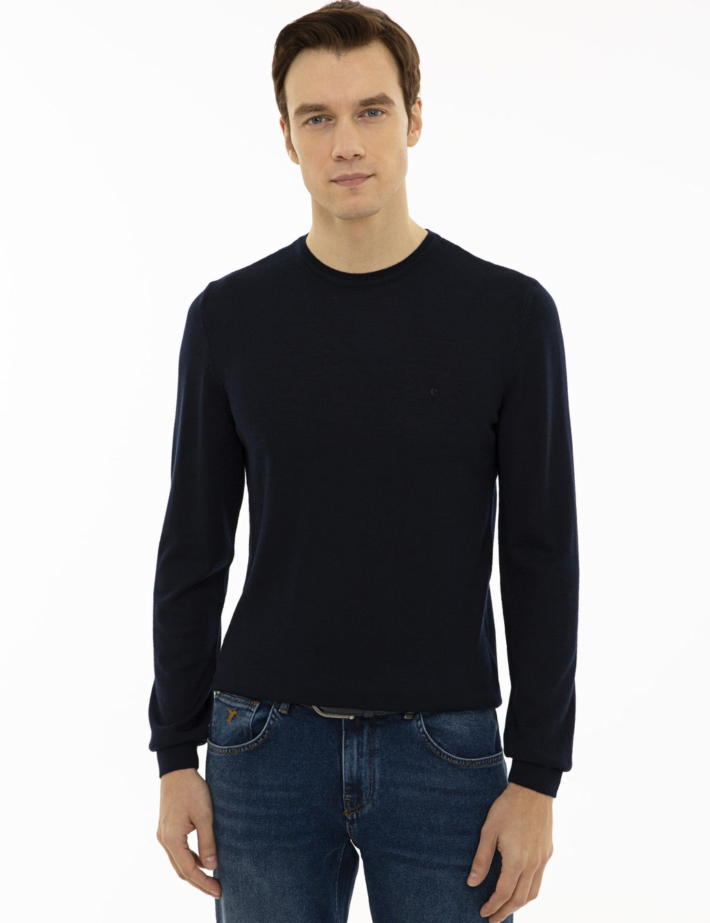 Базовый трикотажный свитер приталенного кроя темно-синего цвета с круглым вырезом