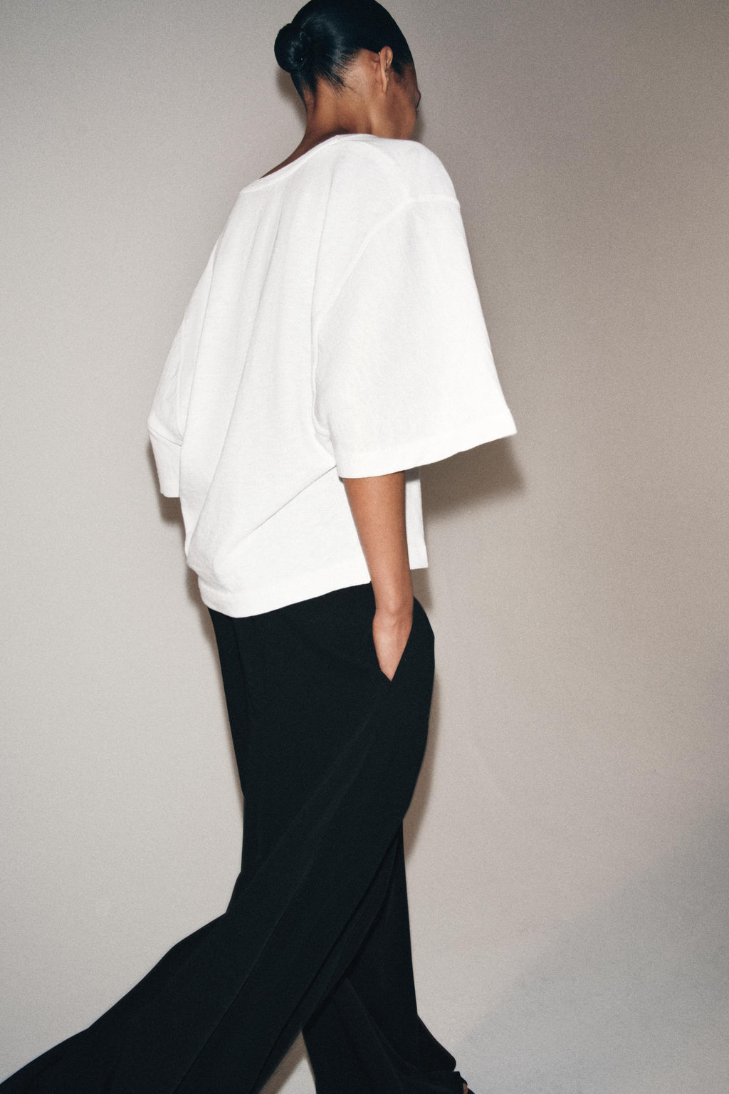 CAMISETA ESCOTE PICO / Blanco - Zara фото 3