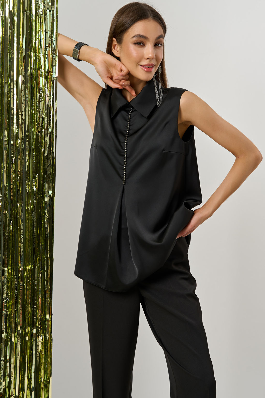 Блузка из атласа с воротником черная