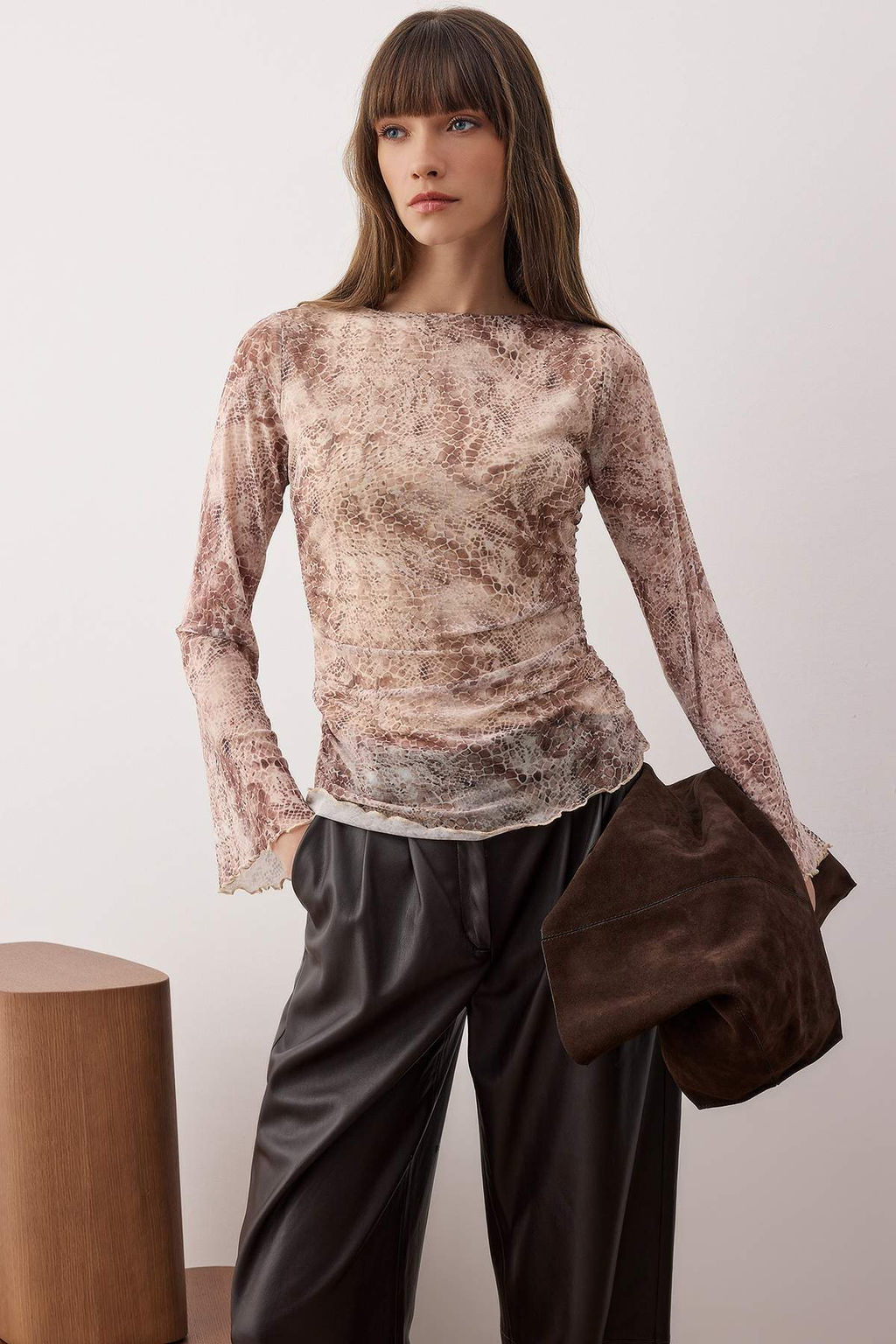 Ekru Soyut Animal Kay?k Yaka Asimetrik Detayl? Fitted/vucuda Oturan Orme Bluz TWOAW26BZ00128