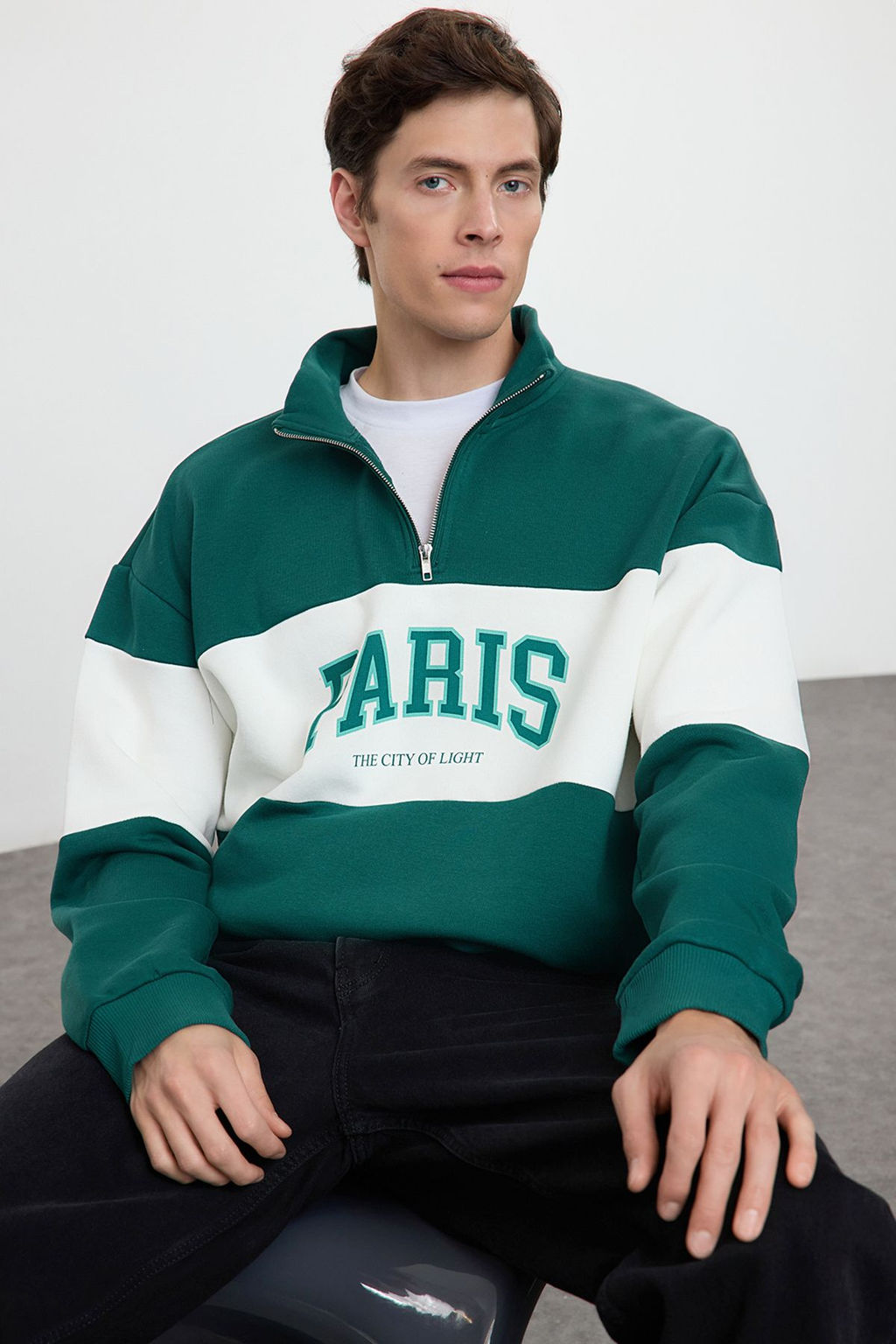 TRENDYOL MAN Zumrut Yesili Oversize/Genis City Bask?l? Renk Bloklu Dik Yaka Fermuarl? Sweatshirt TMNAW25SW00104 - Trendyolmilla фото 9