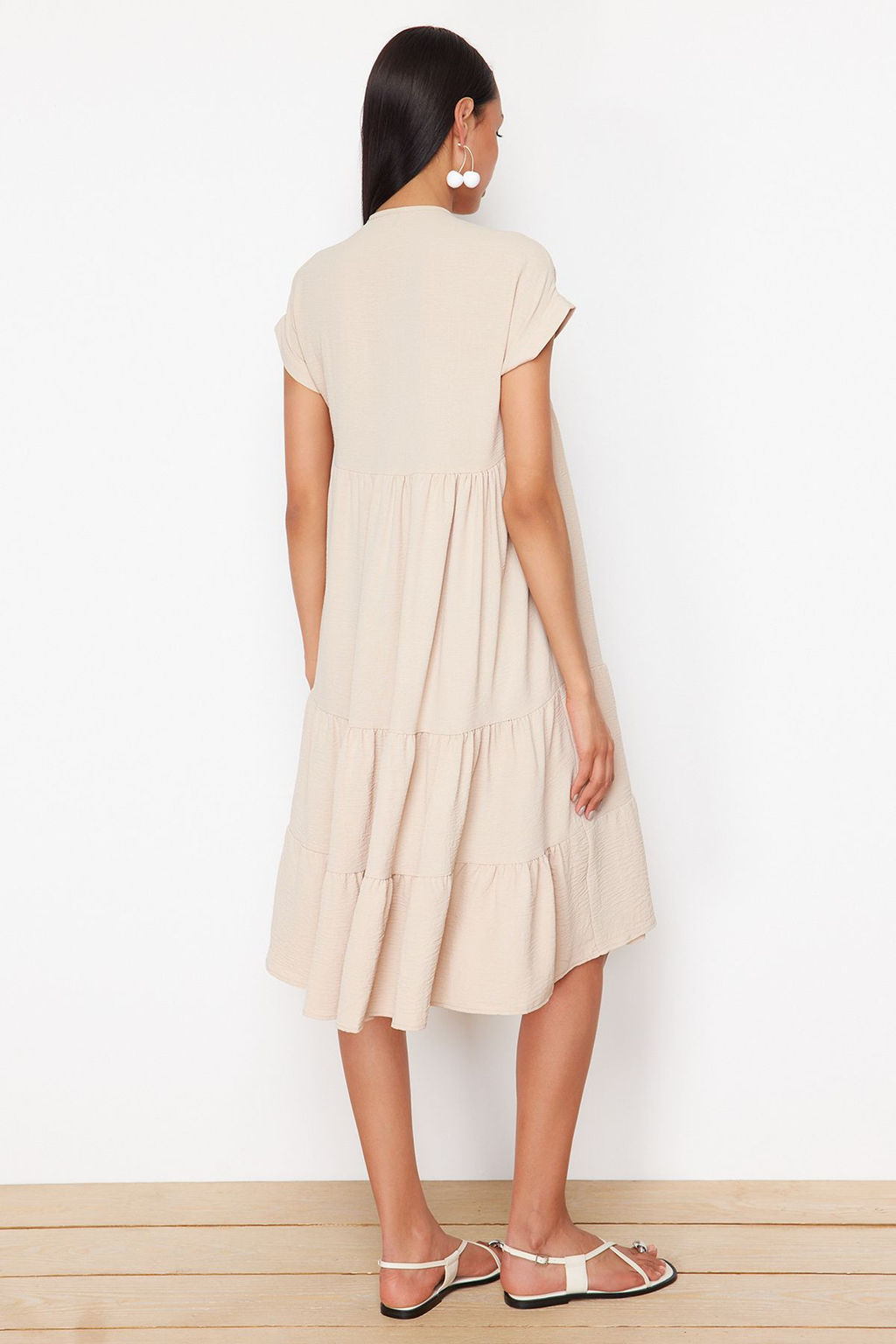 Tas Duz Genis Kesim V Yaka Etegi Volanl? Aerobin Dokuma ElbiseTWOSS24EL01031