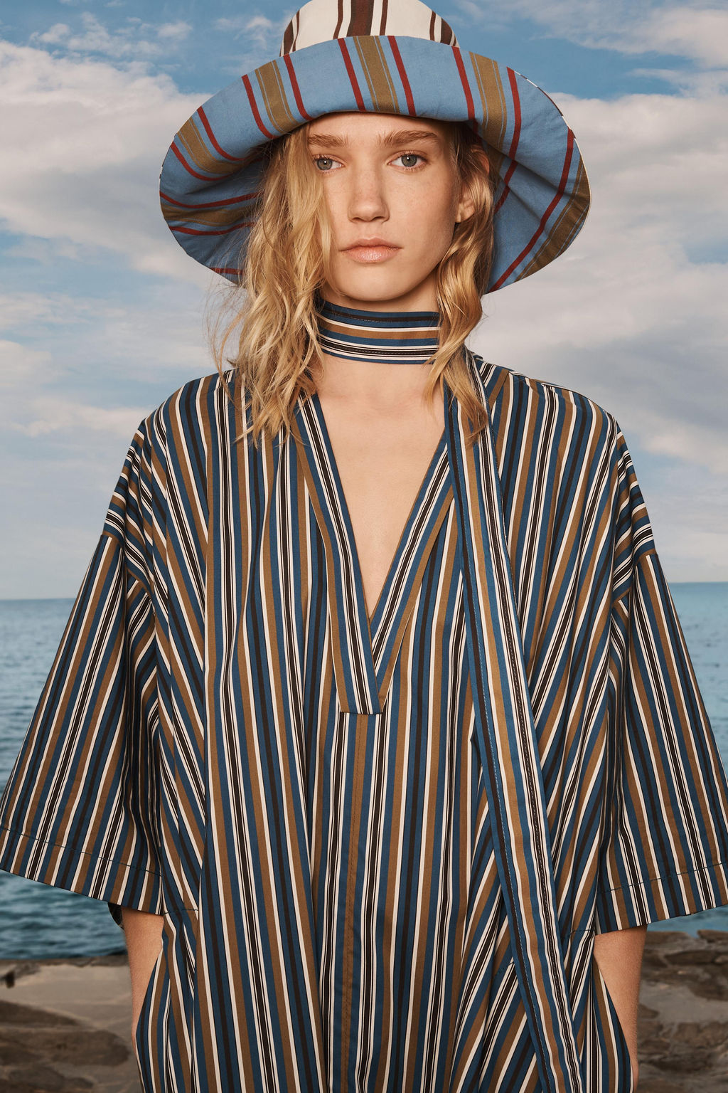 LIMITED EDITION STRIPED REVERSIBLE BUCKET HAT - Zara фото 9