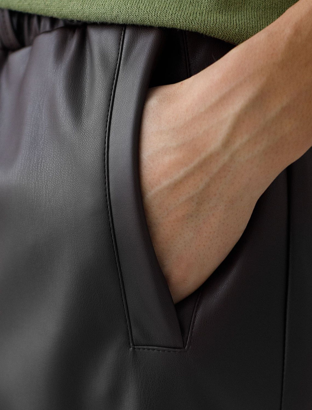 Широкие кожаные брюки-трубы с поясом - Vilatte фото 4