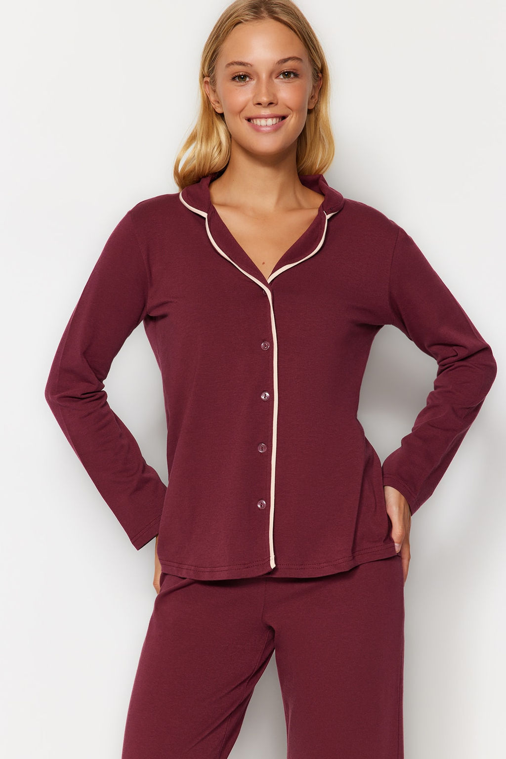 Trendyolmilla Koyu Ten Pamuklu Biye Detayl? Gomlek-Pantolon Orme Pijama Tak?m? THMAW24PT00025