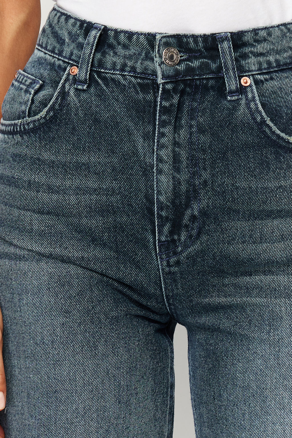 TRENDYOLMILLA Koyu Mavi Soluk Efekt Vintage Yuksek Bel Wide Leg Jeans TWOSS24JE00080 фото 4