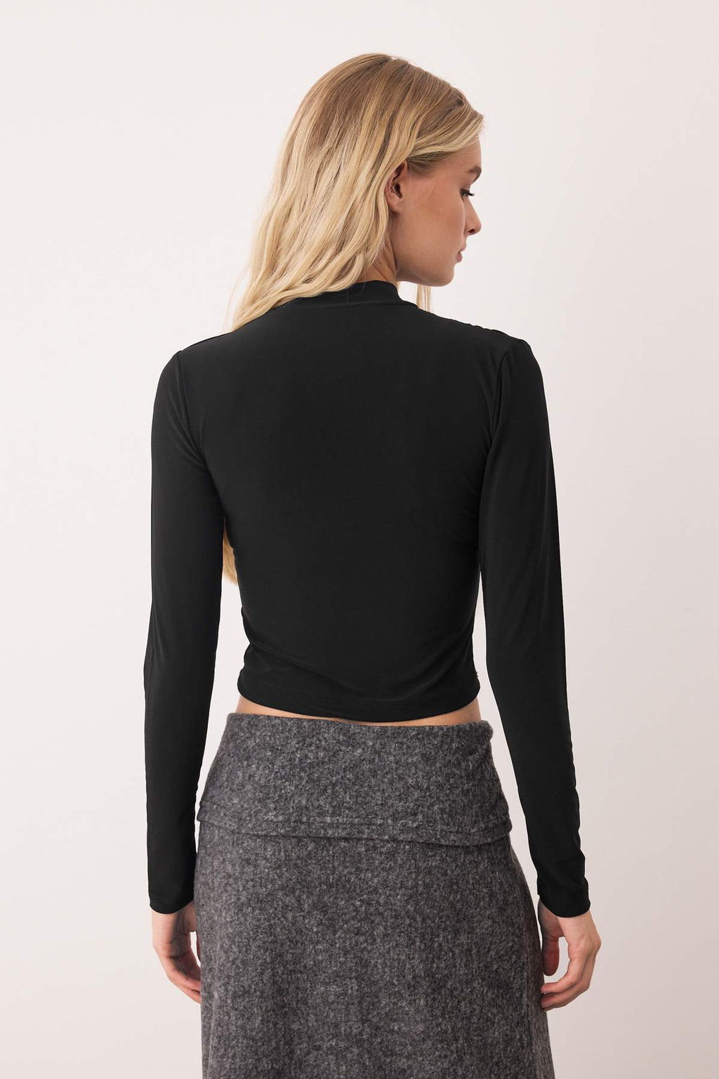 Siyah Kolu Buzgu Detayl? Fitted/Vucuda Oturan Dik Yaka Crop Esnek Orme Bluz TWOAW23EL01391