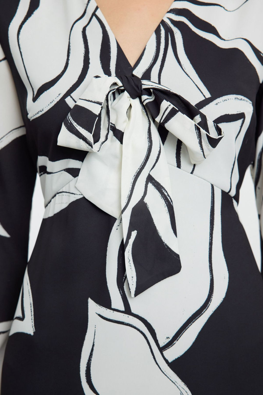 TRENDYOLMILLA Siyah Cicek Desenli A Kesim Baglama Detayl? V Yaka Midi Saten Dokuma Elbise TWOAW25EL00237  фото 9