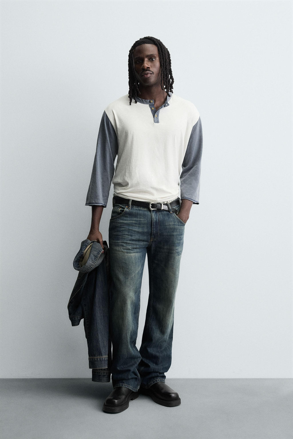 LOW-RISE FLARE FIT JEANS