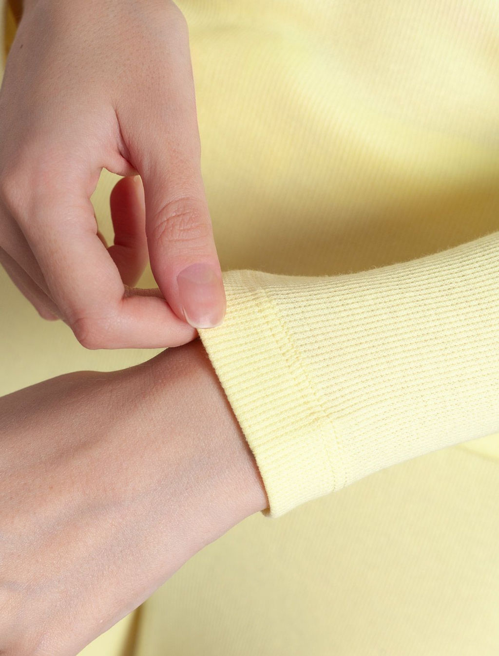 Лонгслив облегающий из фактурного трикотажа в рубчик с круглым вырезом на пуговицах - Vilatte фото 4