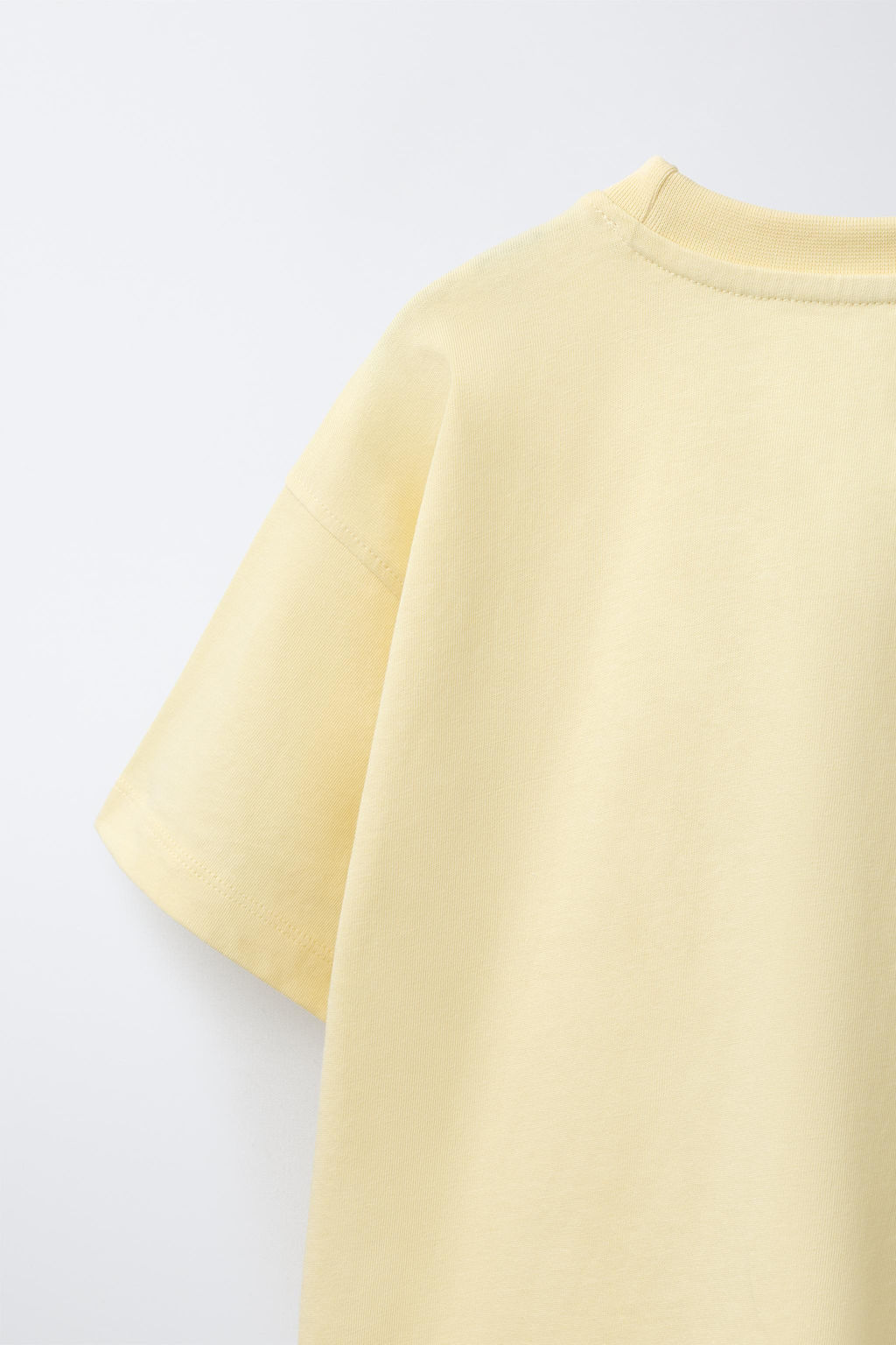 CONJUNTO CAMISETA Y BERMUDA TEXTO / Amarillo claro