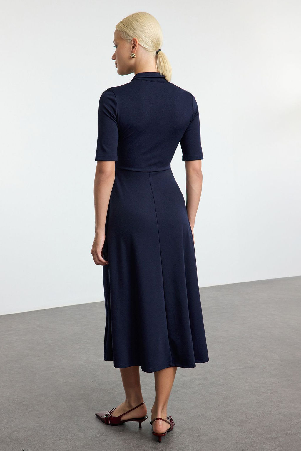 TRENDYOLMILLA K?rm?z? Dugmeli Yaka Truvakar Kol Skater/Belden Ac?lan Midi Orme Elbise TWOAW25EL00518 фото 5