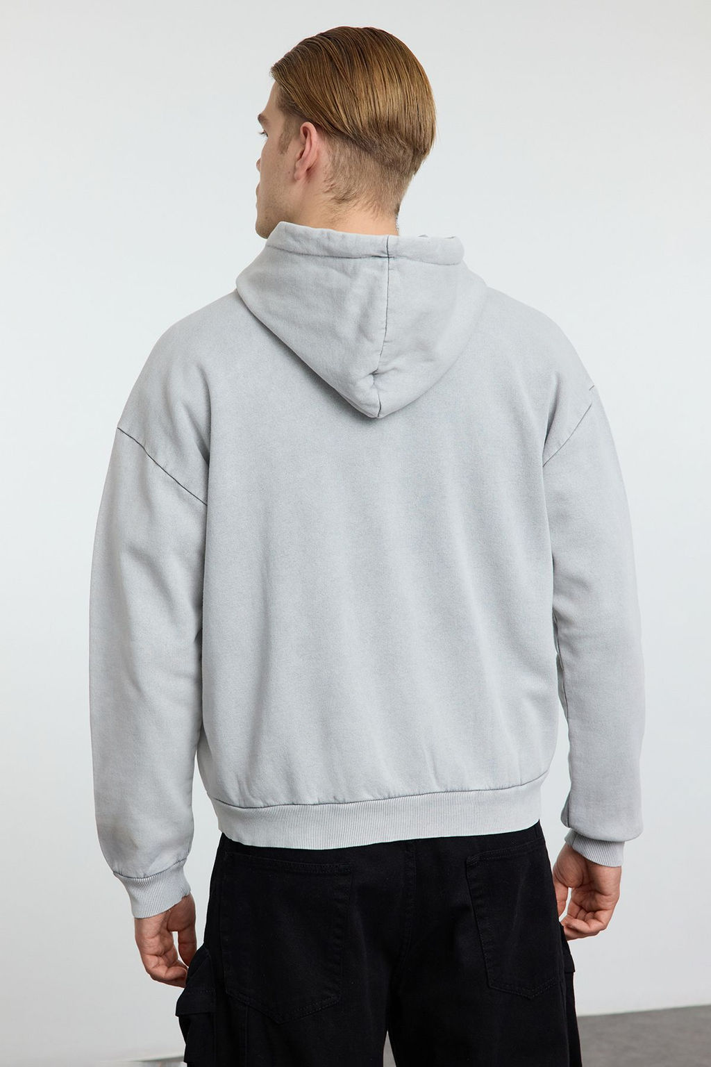 TRENDYOL MAN Gri Oversize/Genis Kesim Fermuarl? Crop/K?sa Kapusonlu Sweatshirt TMNAW25SW00171 - Trendyolmilla фото 5