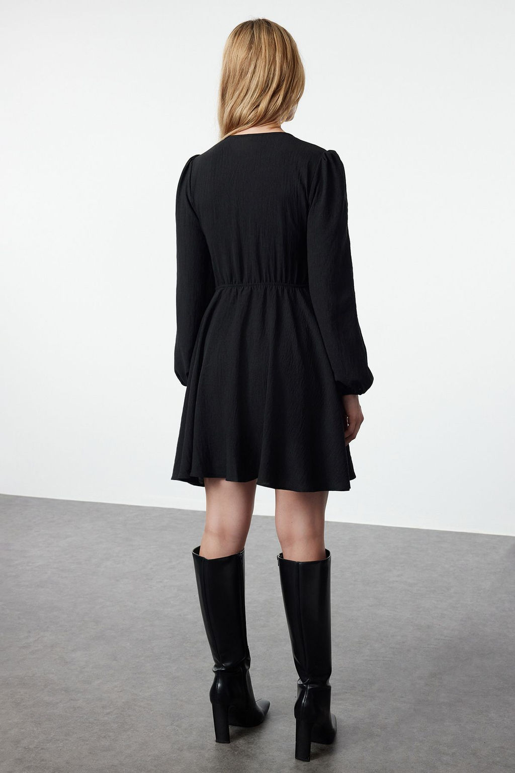 TRENDYOLMILLA Siyah A Kesim Balon Kol Detayl? V Yaka Mini Dokuma Elbise TWOAW25EL00270  фото 10