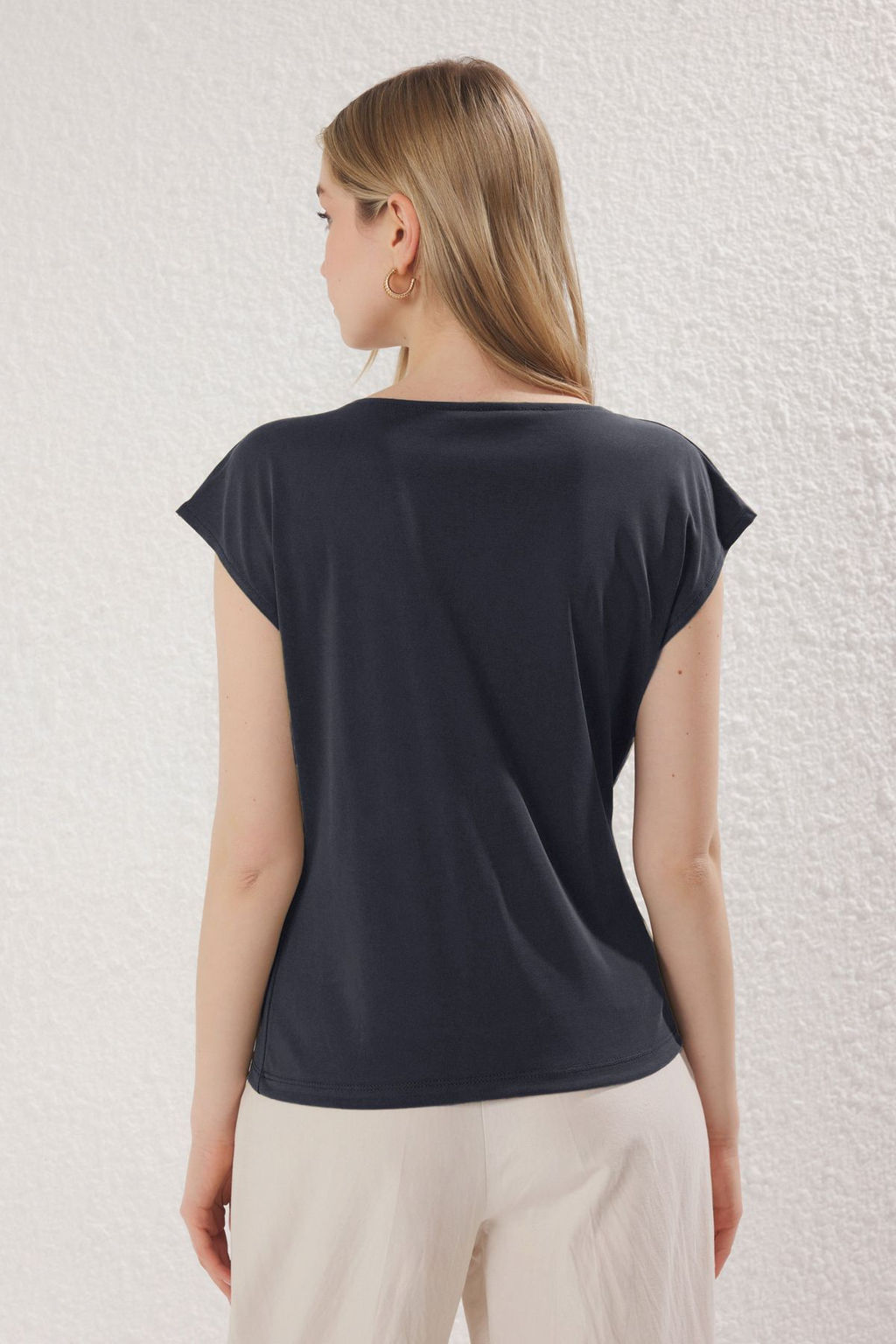 Trendyolmilla Yesil More Sustainable Modal Icerikli Kruvaze V Yaka Burgu Detayl? Orme Bluz TWOSS25BZ00471