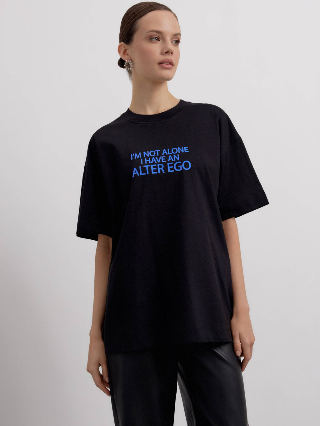 CONTE Удлиненная oversize-футболка из хлопка с рисунком Alter ego LD 2702 black-alter ego
