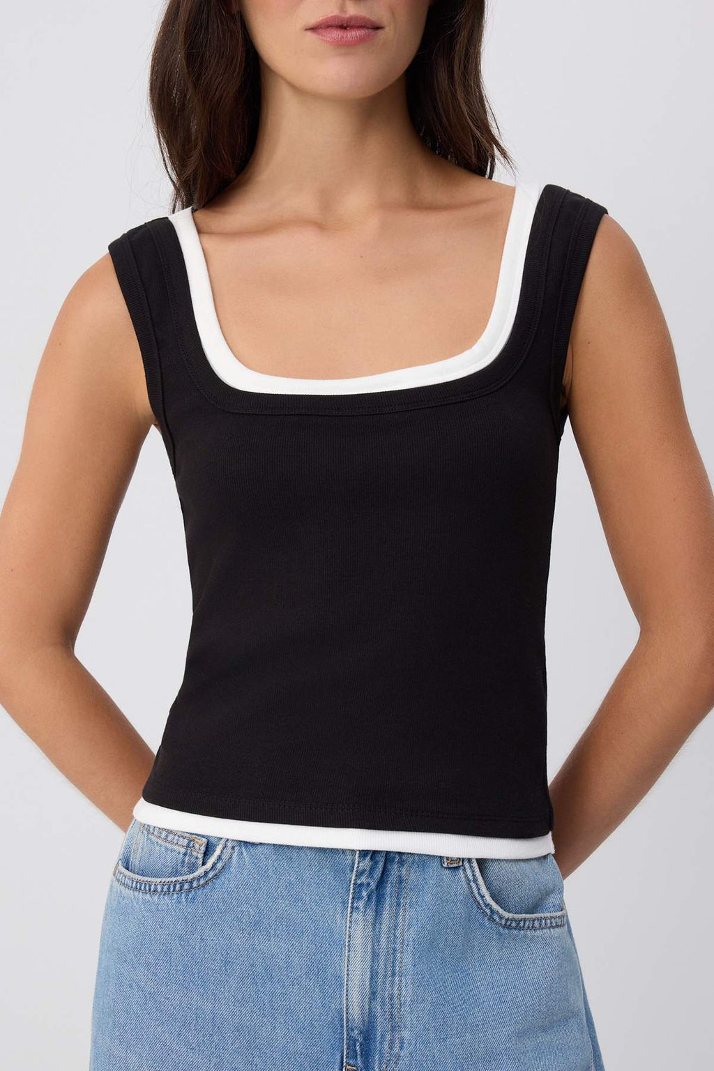 Siyah Renk Bloklu Fitted Havuz Yaka Standart Kol Kolsuz Pamuk Ribana _rme Atlet TWOSS26AL00103 - Trendyolmilla фото 3