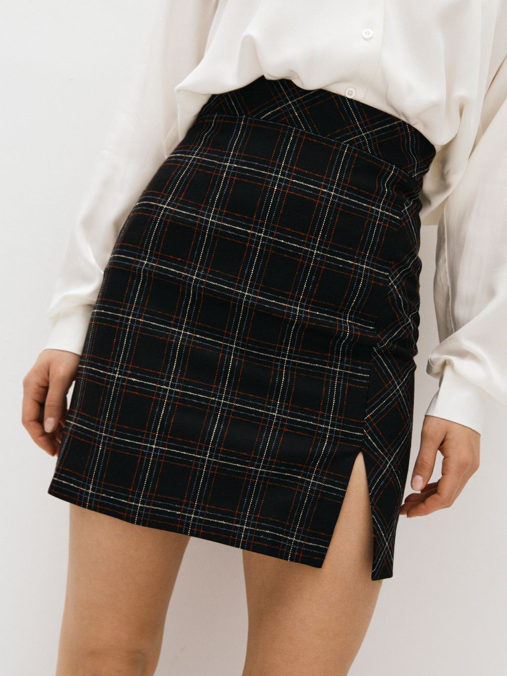 Юбка короткая с разрезом