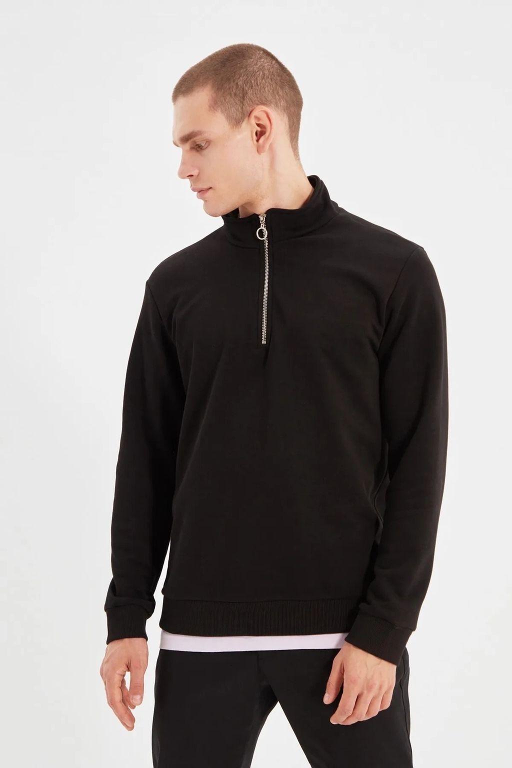 TRENDYOL MAN Siyah Regular/Normal Kesim Dik Yaka Fermuar Detayl? Basic Pamuklu Sweatshirt TMNAW22SW0188